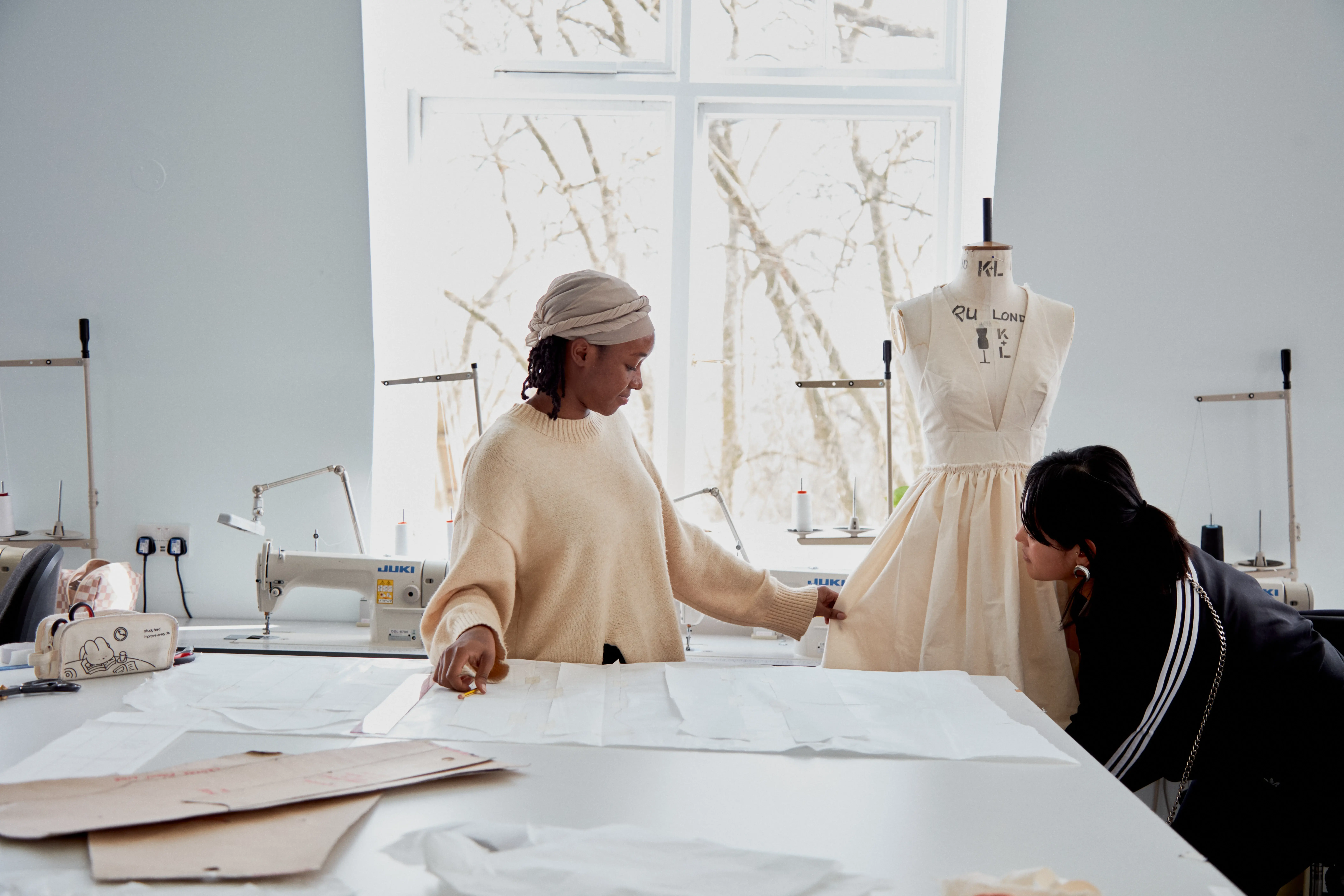 Angela Moukpe dans son atelier